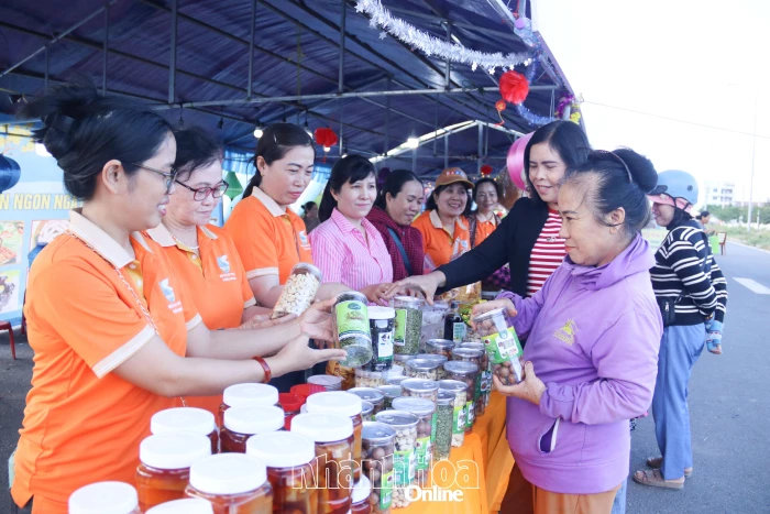 Sôi nổi hội chợ “Xuân yêu thương - Kết nối sẻ chia”