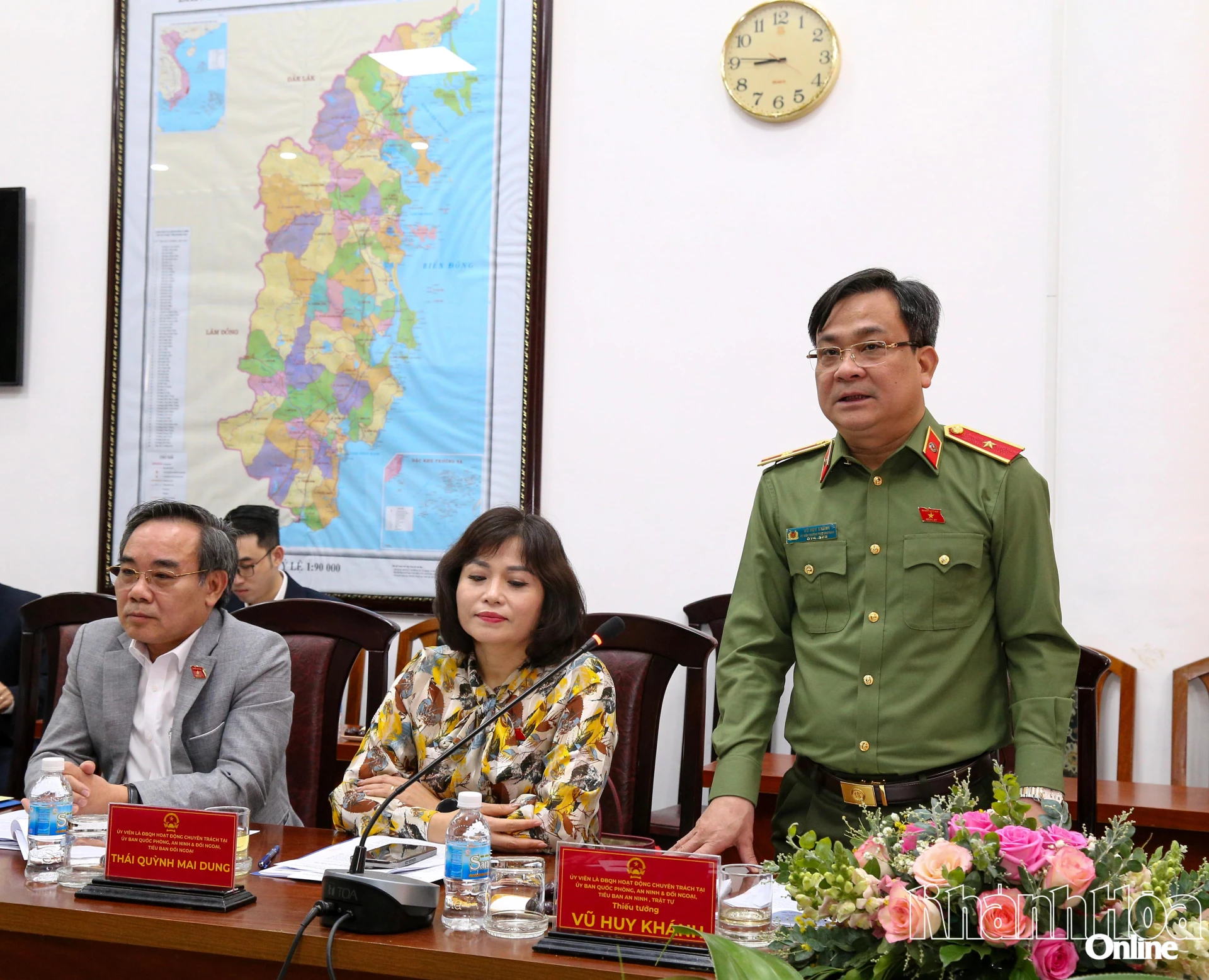 Thành viên đoàn công tác trao đổi một số nội dung với UBBC tỉnh