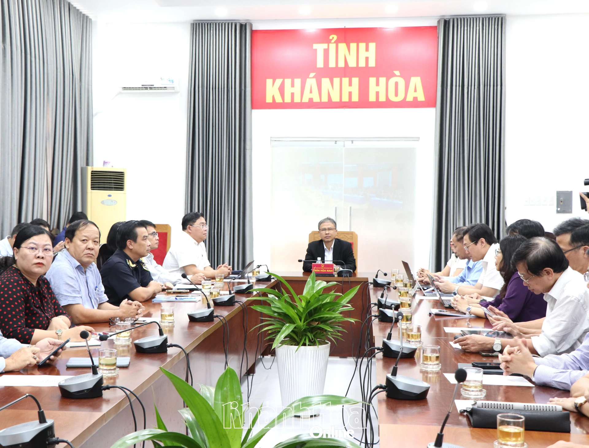 Đồng chí Trần Hoà Nam tham dự hội nghị tại điểm cầu Khánh Hòa.