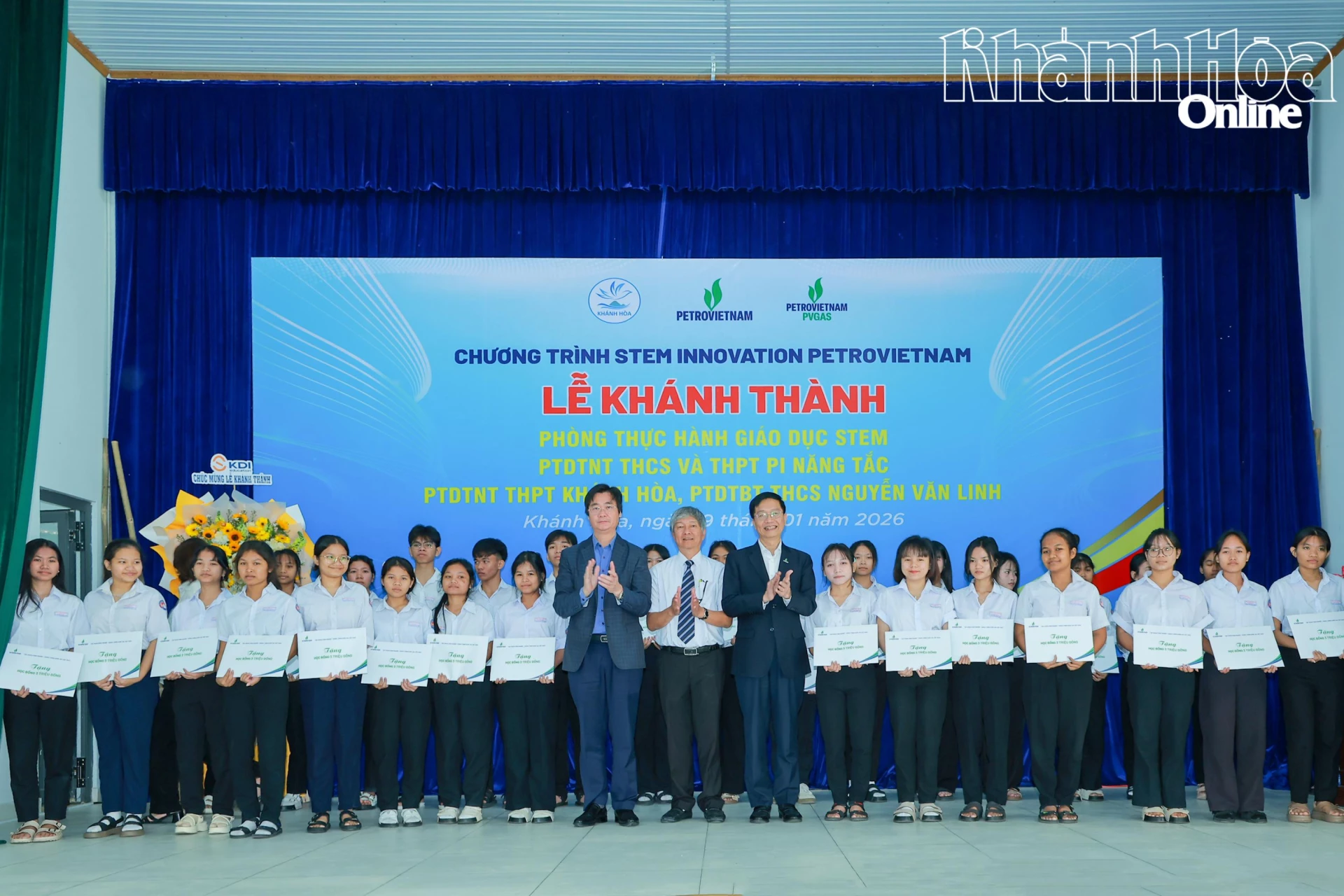 Các đại biểu trao học bổng cho học sinh thuộc 3 trường được thụ hưởng chương trình.

