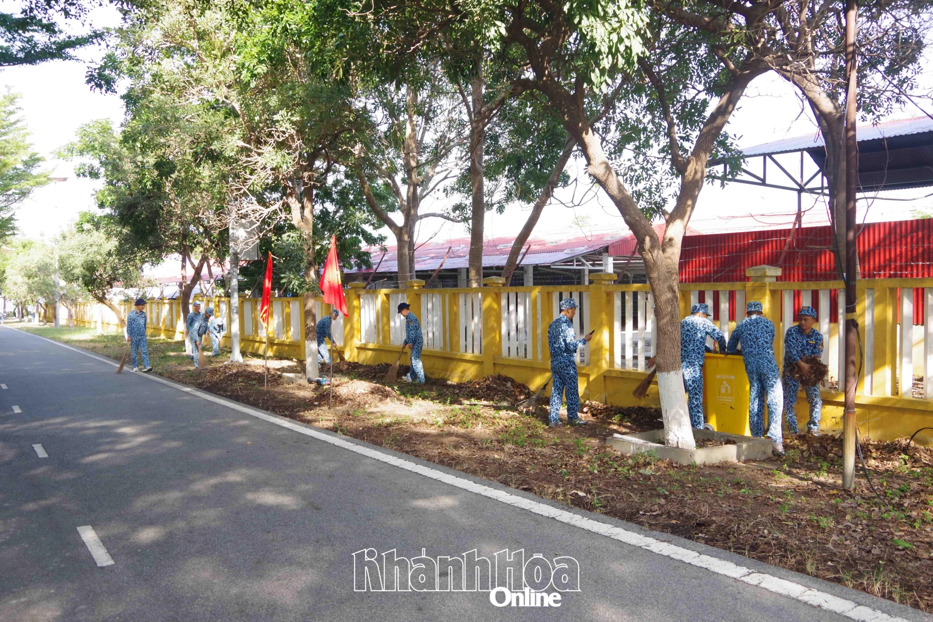 Vệ sinh khuôn viên đơn vị.