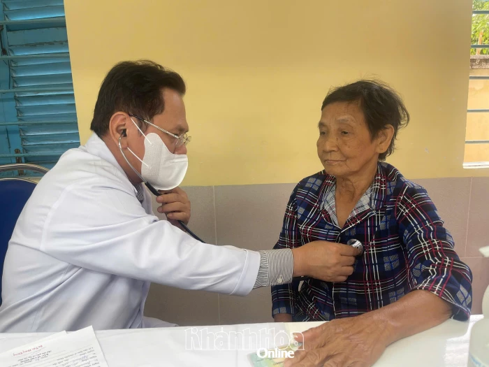 Khám bệnh, phát thuốc miễn phí cho 400 người dân phường Ba Ngòi