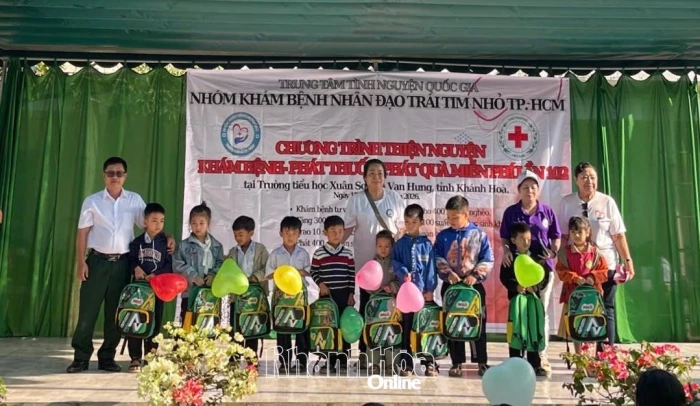 Khám bệnh, phát thuốc miễn phí, tặng quà cho 400 người dân xã Vạn Hưng