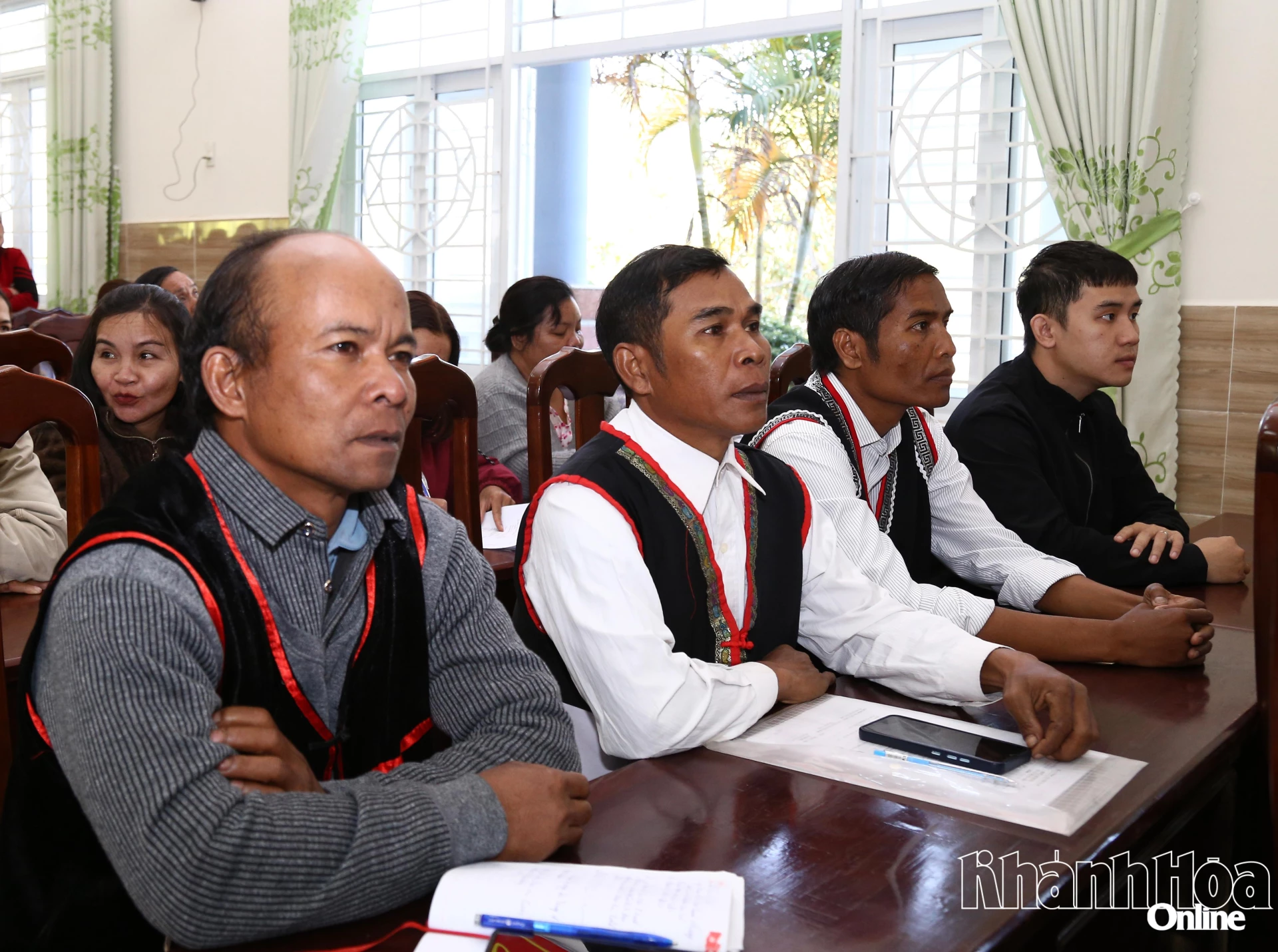 Đảng viên người đồng bào dân tộc thiểu số Raglai Chi bộ thôn Hạp Thịnh (xã Khánh Sơn) chăm chú theo dõi phiên khai mạc Đại hội. Ảnh: Thanh Long. 