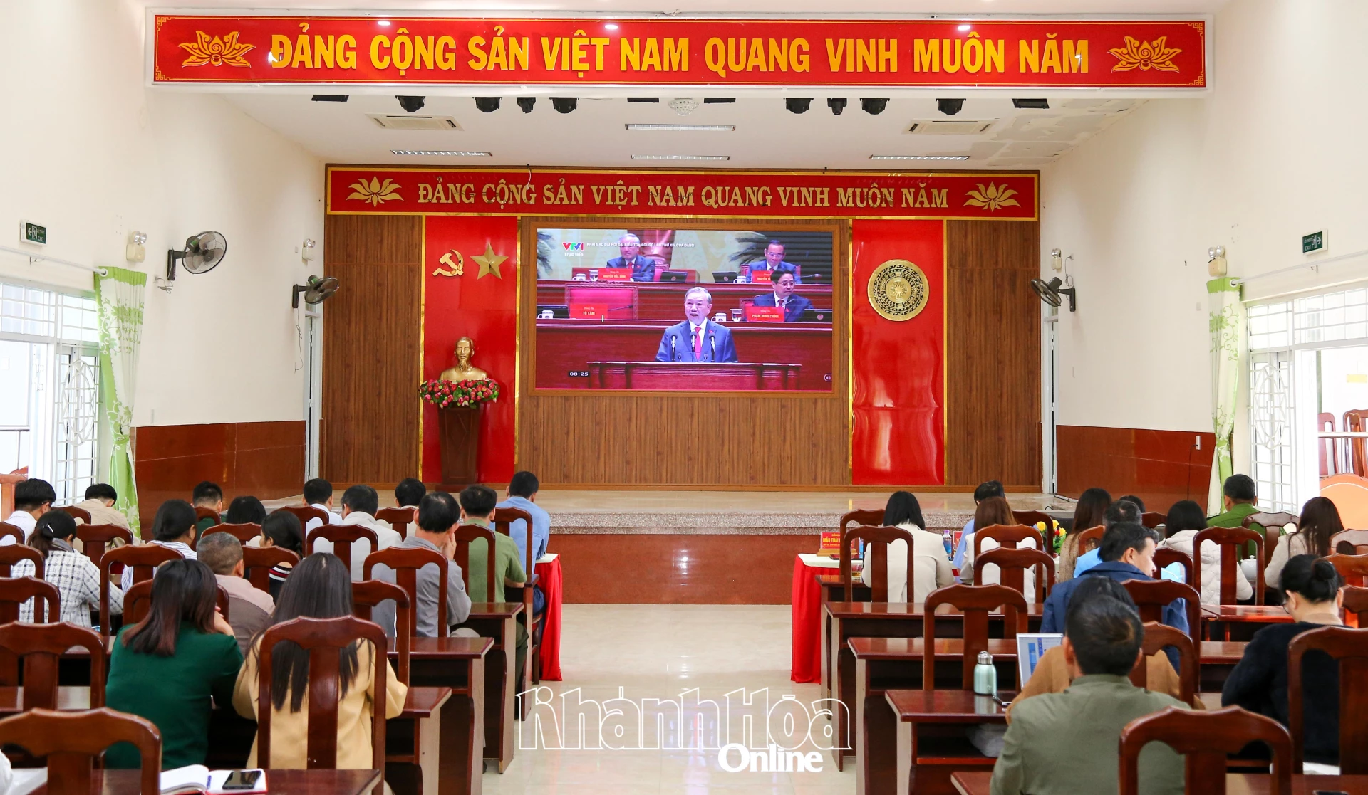 Đảng viên Đảng bộ xã Khánh Sơn theo dõi truyền hình trực tiếp lễ khai mạc Đại hội. Ảnh: Thanh Long. 