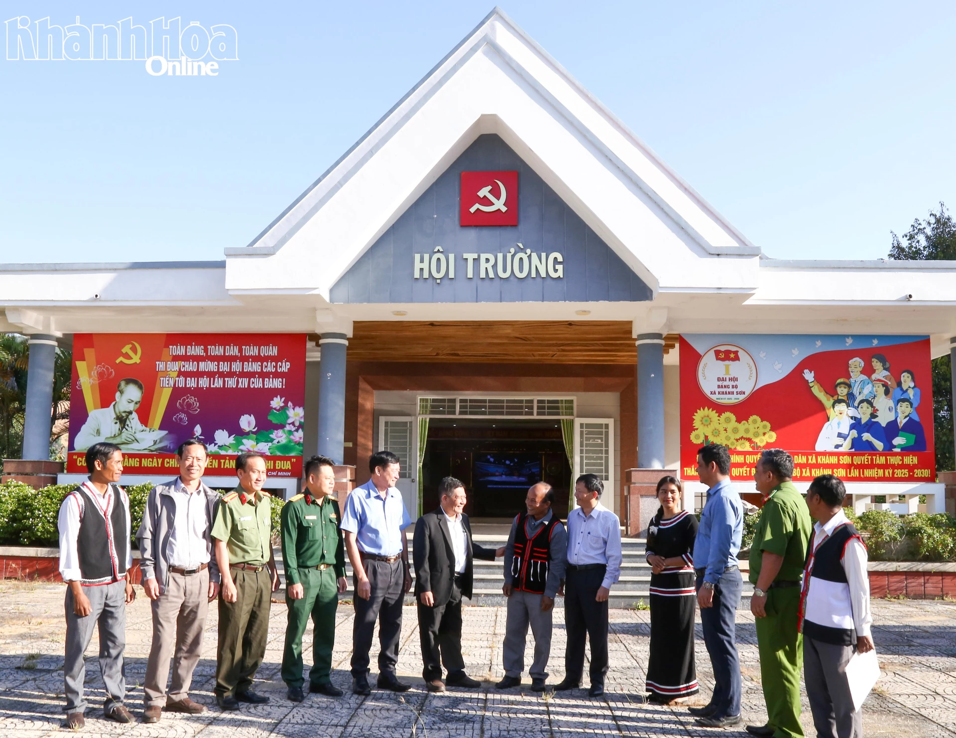 Đảng viên Đảng bộ xã Khánh Sơn bày tỏ niềm phấn khởi trong ngày khai mạc Đại hội Đại. Ảnh: Thanh Long.