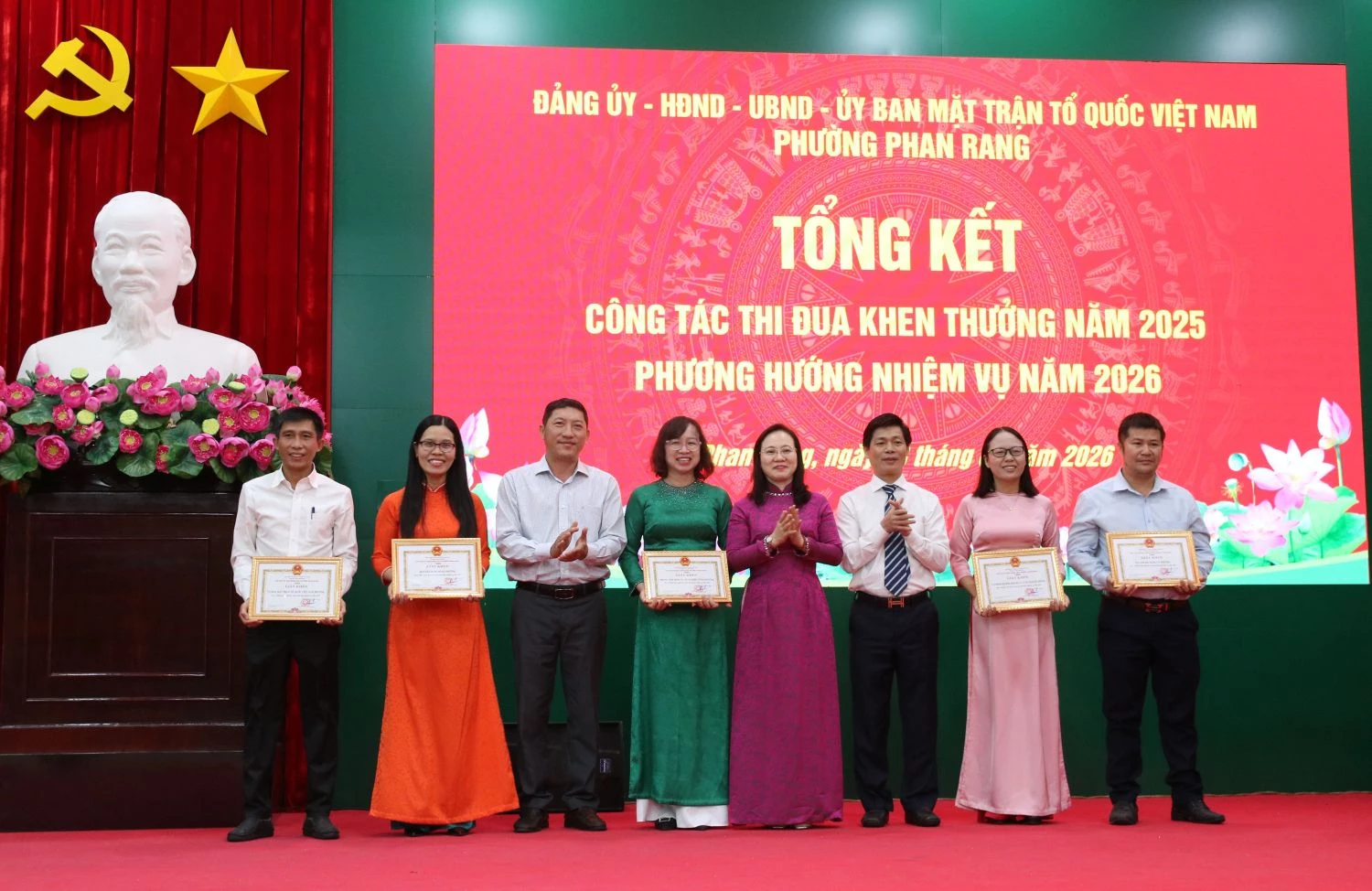 Khen thưởng 5 tập thể đạt thành tích xuất sắc năm 2025.