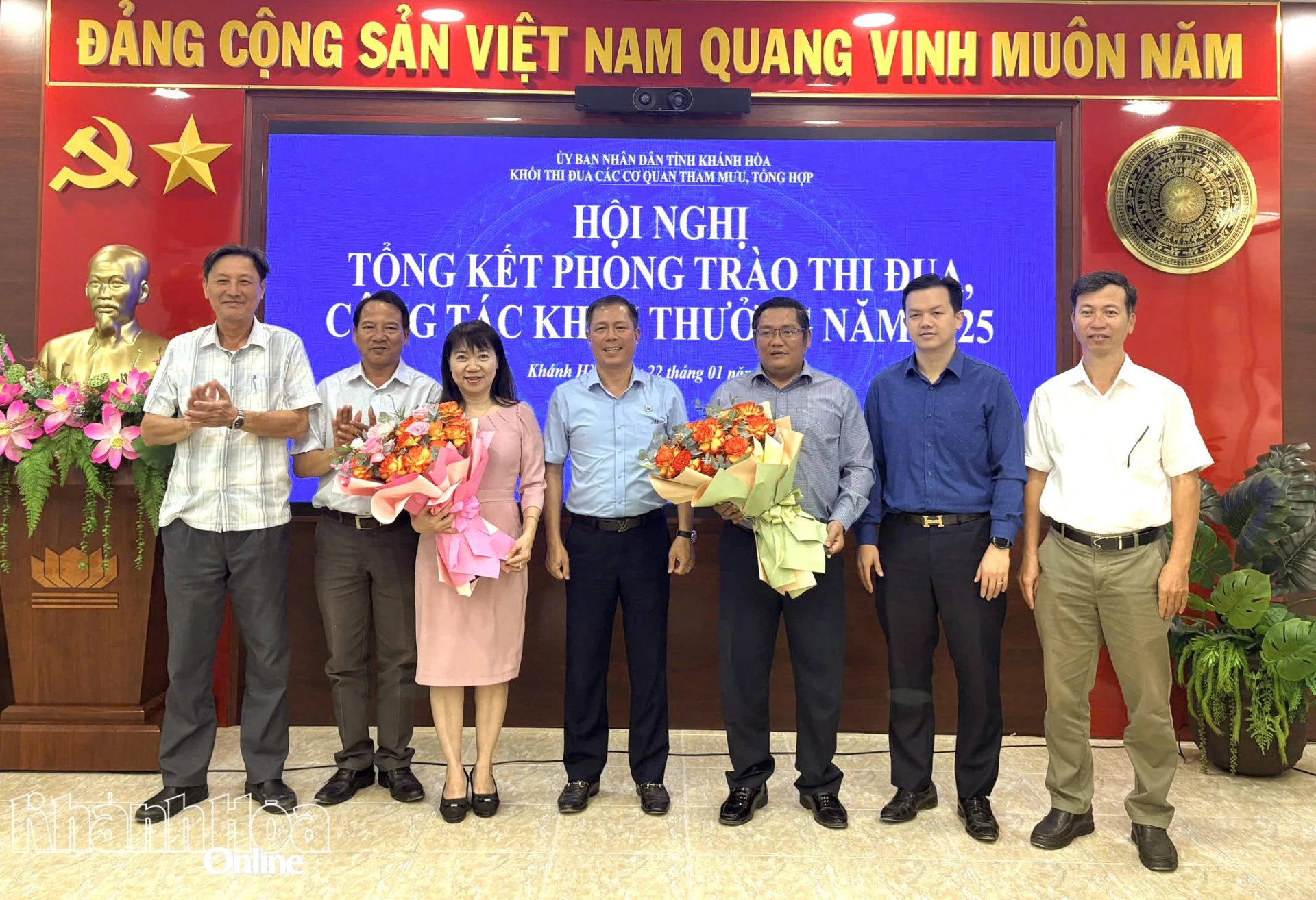 Tặng hoa chúc mừng Trưởng khối và Phó khối thi đua năm 2026.