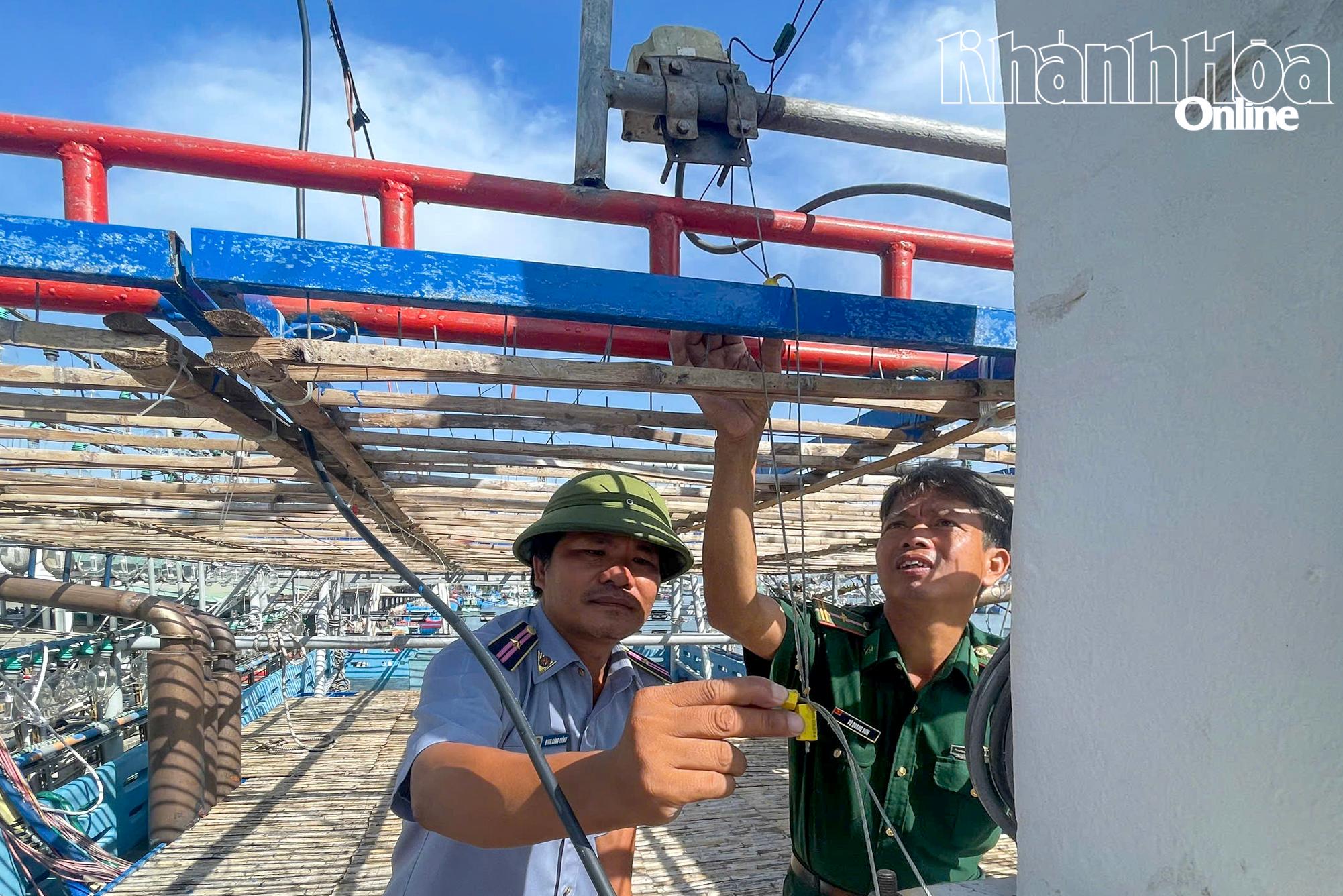 Cơ quan chức năng kiểm tra các niêm phong hệ thống VMS trước khi tàu cá ra khơi.