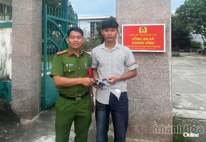 Nhặt được đồng hồ, nhóm học sinh giao nộp cơ quan công an