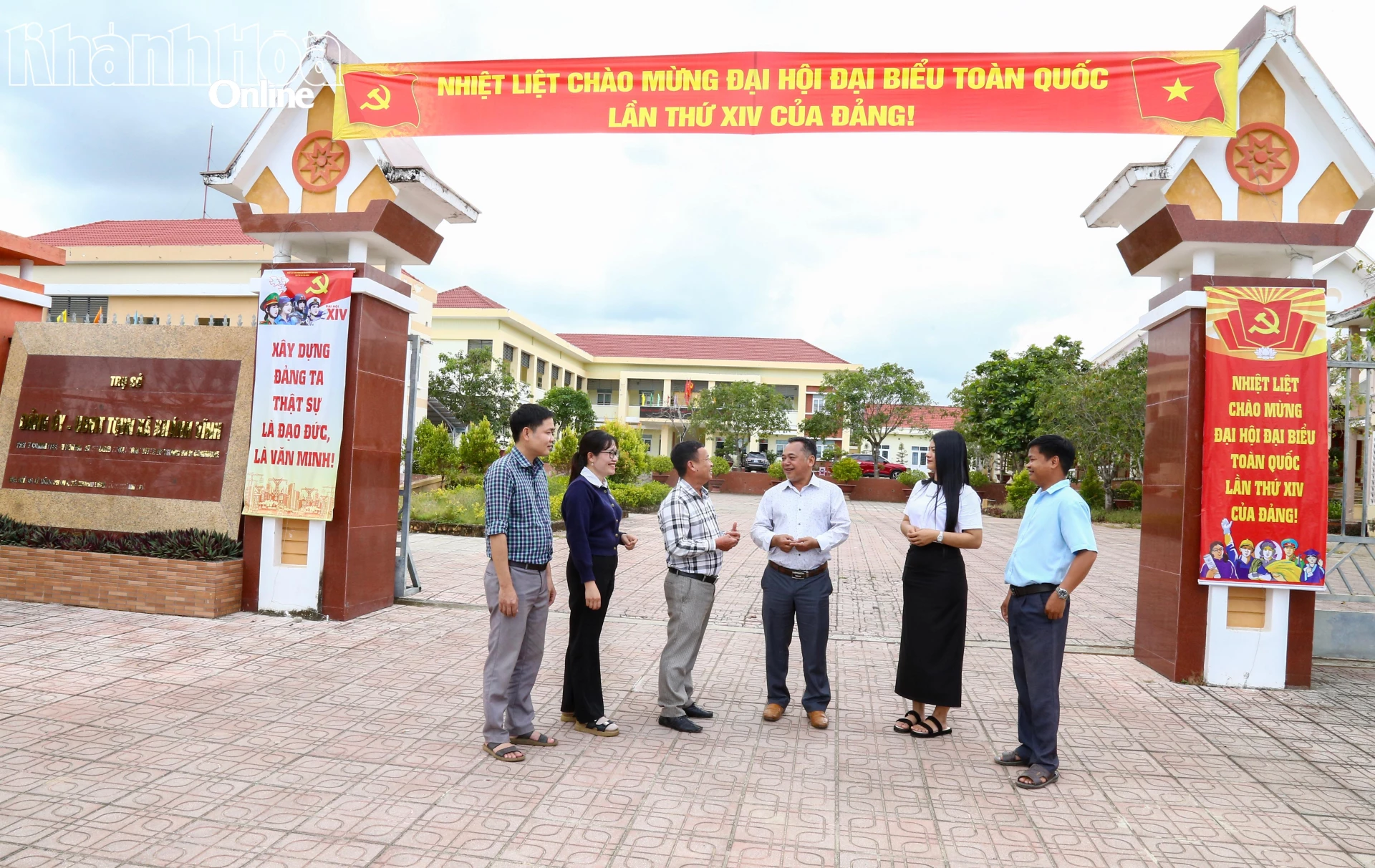  Ông Mấu Văn Phi và cán bộ, đảng viên xã Khánh Vĩnh vui mừng thành công Đại hội XIV của Đảng. Ảnh: THANH LONG