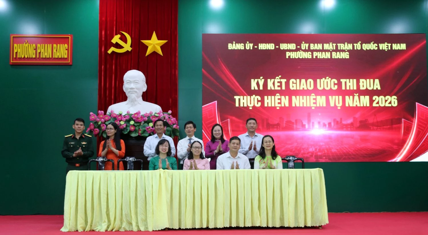 Đại diện các phòng, ban chuyên môn và Ban quản lý 42 tổ dân phố phường ký kết giao ước thi đua thực hiện nhiệm vụ năm 2026.