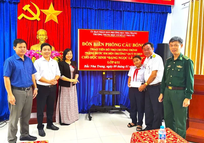 Trao học bổng “Nâng bước em tới trường” cho 2 học sinh phường Bắc Nha Trang