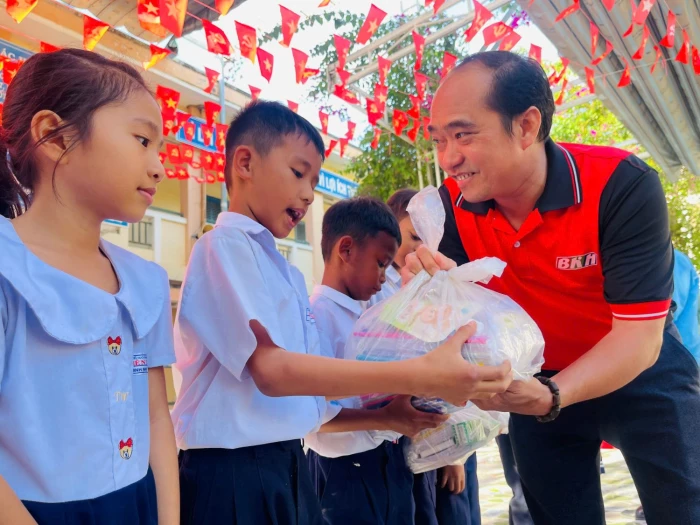 Ấm áp chương trình “Xuân yêu thương” tại Trường Tiểu học và THCS Diên Tân