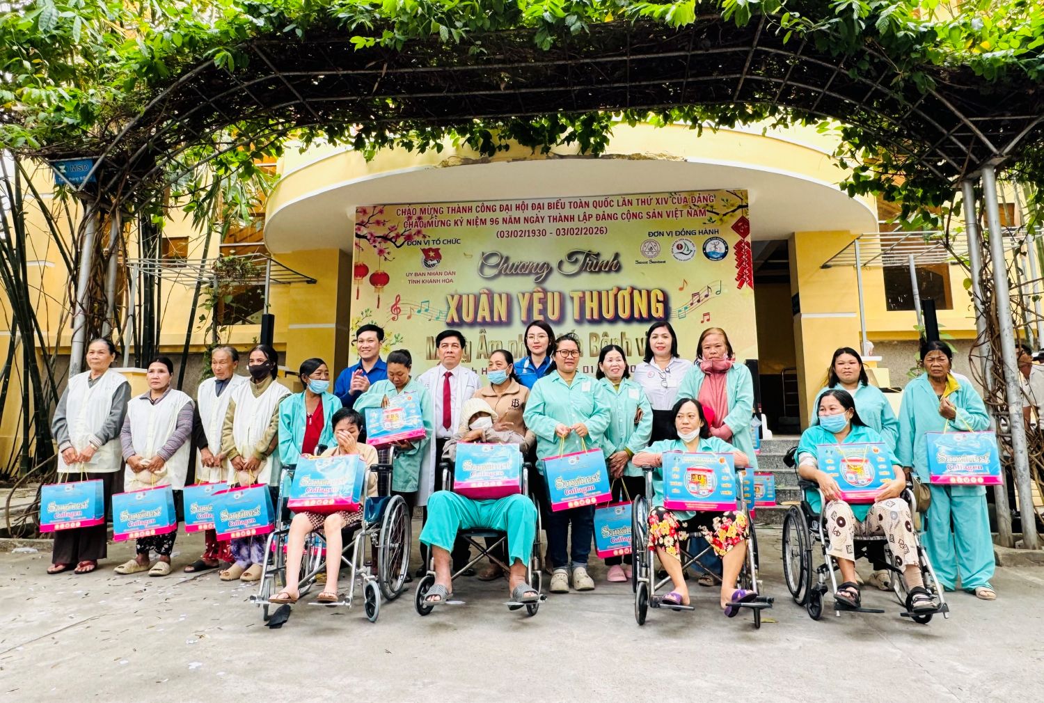 Lãnh đạo Bệnh viện Đa khoa Khánh Hòa và các đơn vị tài trợ tặng quà cho bệnh nhân.