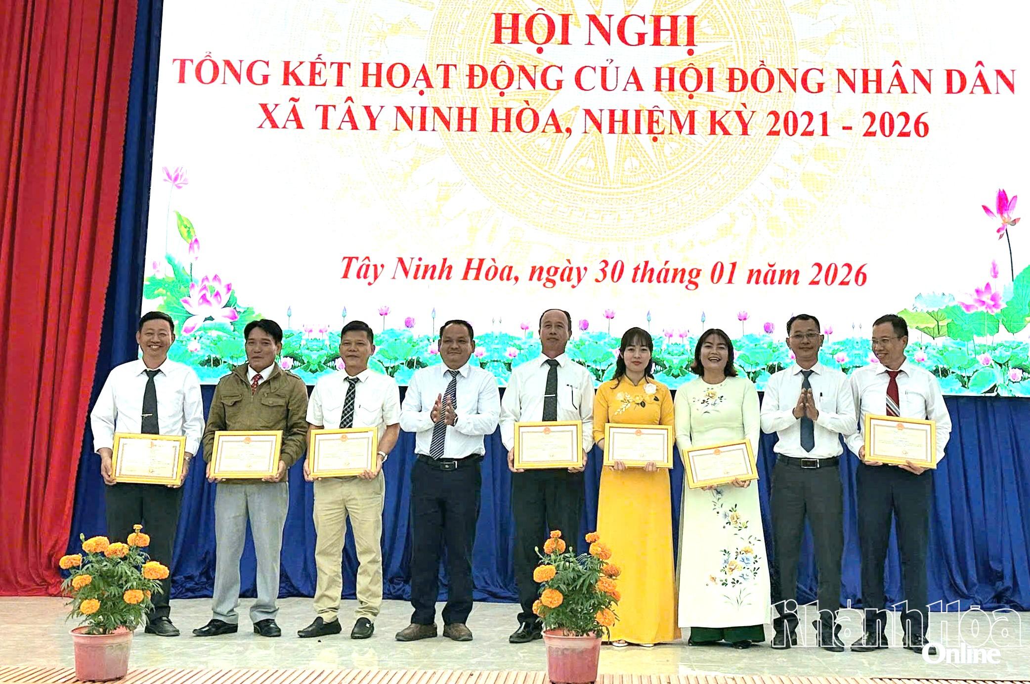 Lãnh đạo HĐND xã trao giấy khen cho các cá nhân