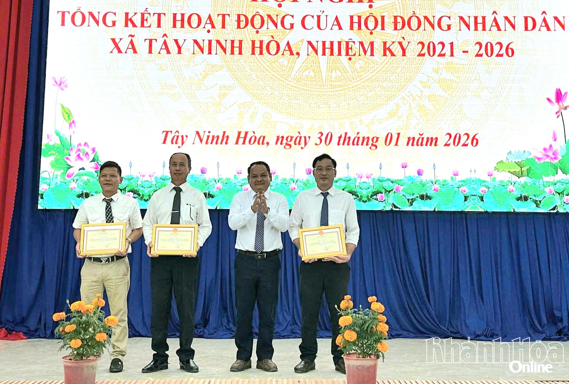 Lãnh đạo HĐND xã trao giấy khen cho các tập thể