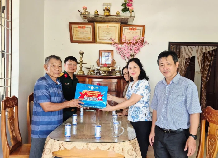 Phường Bắc Cam Ranh thăm, tặng quà gia đình chính sách nhân dịp Tết Bính Ngọ 2026