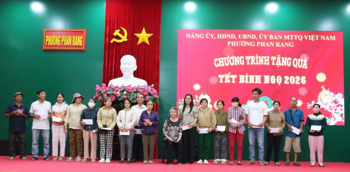 Phường Phan Rang: Tặng 200 suất quà Tết cho hộ nghèo, cận nghèo, có hoàn cảnh khó khăn 
