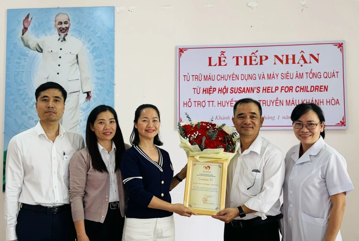 Lãnh đạo Trung tâm Huyết học - Truyền máu Khánh Hòa trao thư cảm ơn đến đơn vị tài trợ.