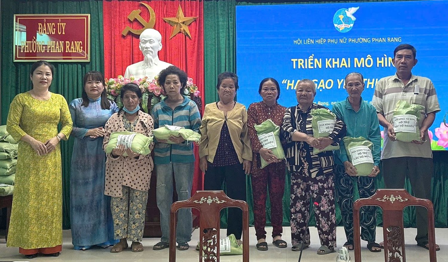 Trao quà cho người dân có hoàn cảnh khó khăn.