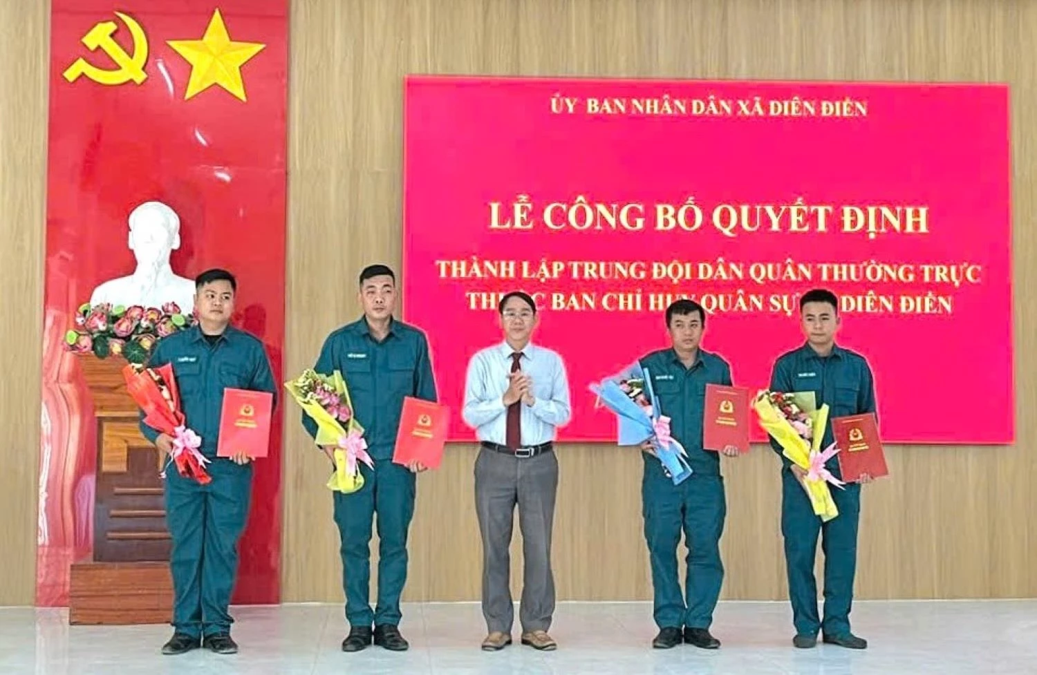 Lãnh đạo xã Diên Điền trao quyết định bổ nhiệm Trung đội trưởng, Tiểu đội trưởng.