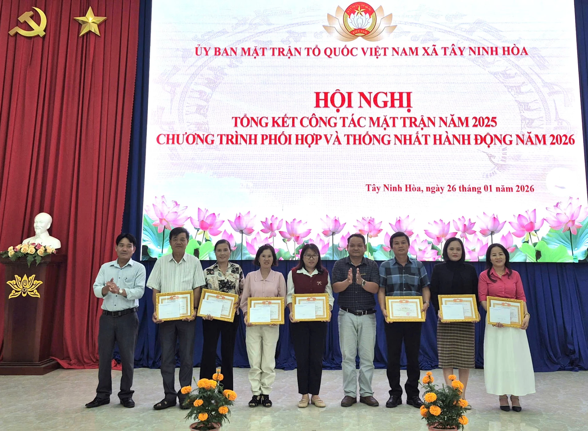 Đại diện lãnh đạo xã trao thưởng cho các cá nhân