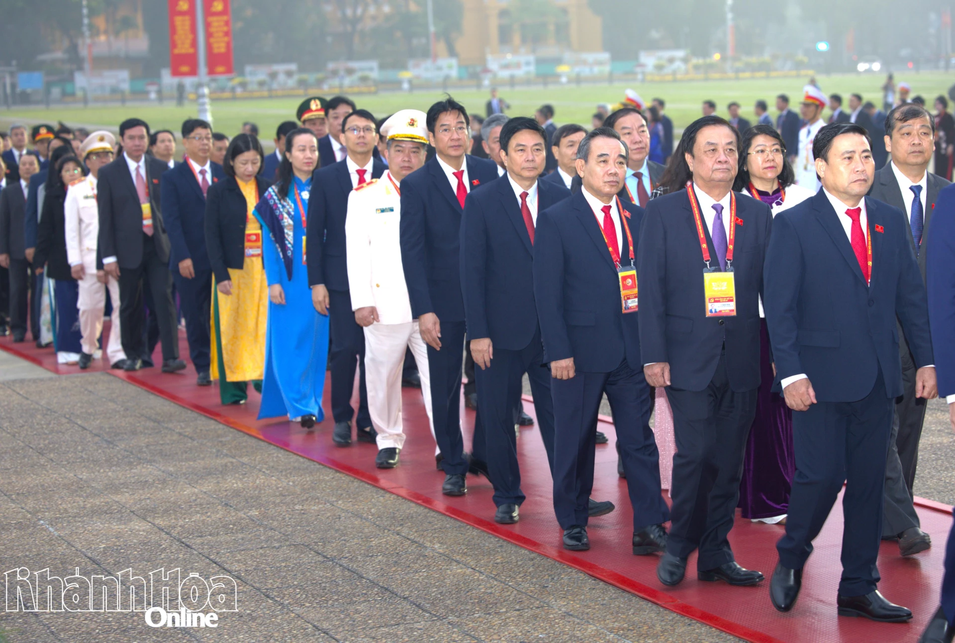 Đồng ch&iacute; L&acirc;m Đ&ocirc;ng - Ph&oacute; B&iacute; thư Tỉnh ủy, Chủ tịch HĐND tỉnh&nbsp;c&ugrave;ng c&aacute;c đại biểu của Đảng bộ tỉnh Kh&aacute;nh H&ograve;a v&agrave;o Lăng viếng Chủ tịch Hồ Ch&iacute; Minh.