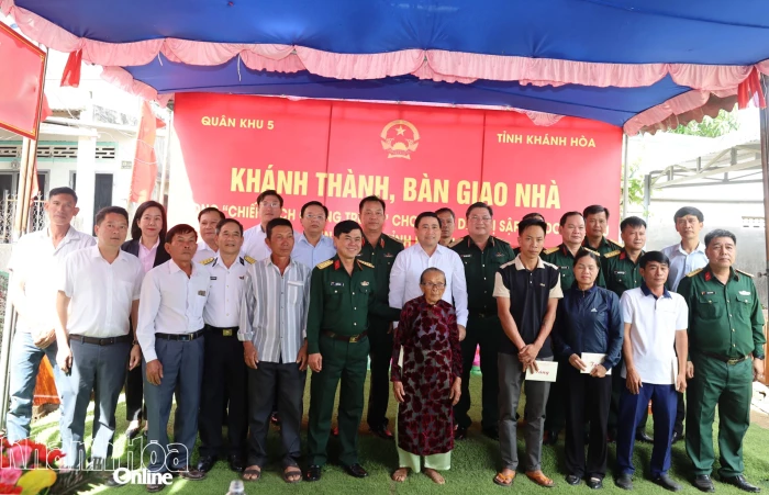 Bàn giao 6 căn nhà cho người dân bị thiệt hại do mưa lũ