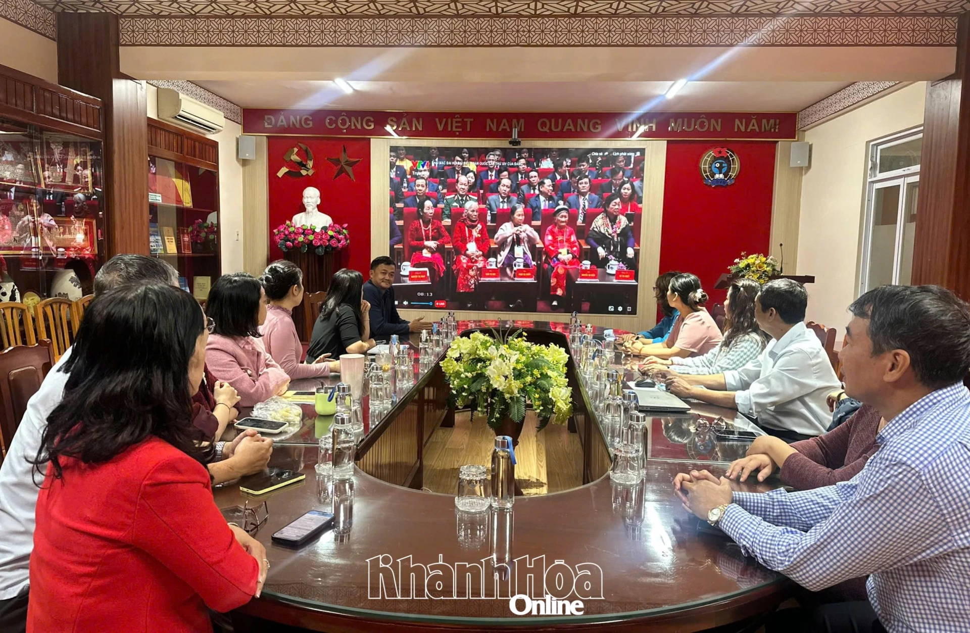 Cơ quan Liên đoàn Lao động tỉnh tổ chức cho cán bộ, đoàn viên xem truyền hình trực tiếp Đại hội. Ảnh: Văn Giang. 