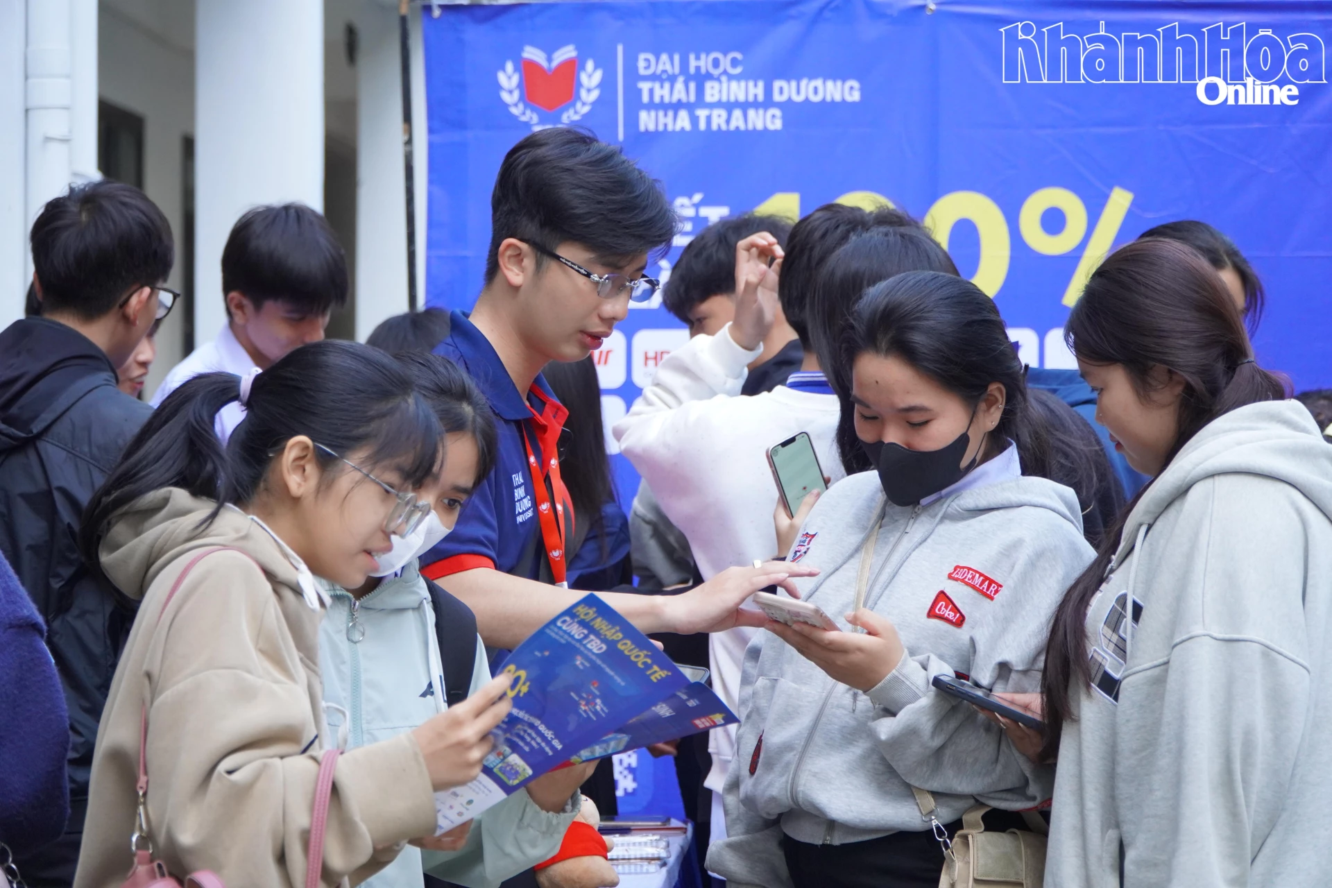 Học sinh tìm hiểu thông tin tuyển sinh tại gian hàng của các trường đại học. 