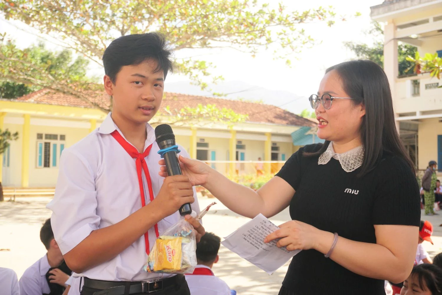 Một học sinh tham gia trò chơi giải ô chữ.