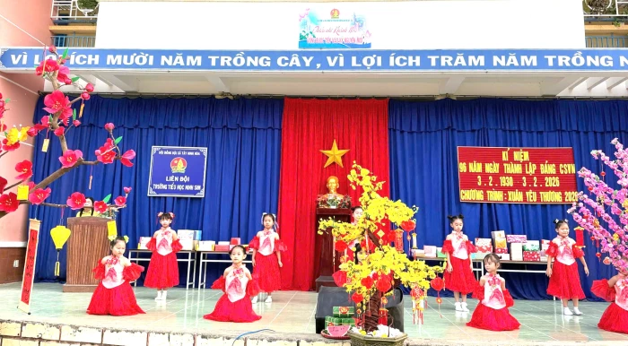 Liên đội Trường Tiểu học Ninh Sim kỷ niệm 96 năm Ngày thành lập Đảng và trao quà Tết cho học sinh