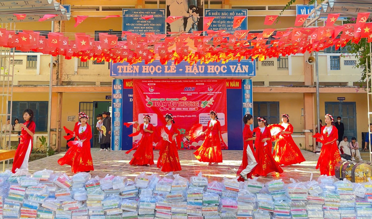 Một tiết mục văn nghệ của các em học sinh Trường Tiểu học và THCS Diên Tân.