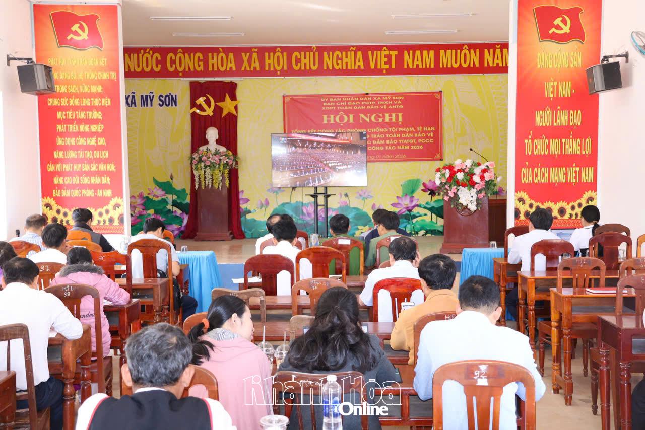 Cán bộ, đảng viên Đảng bộ xã Mỹ Sơn theo dõi phiên khai mạc. Ảnh: Mã Phương.