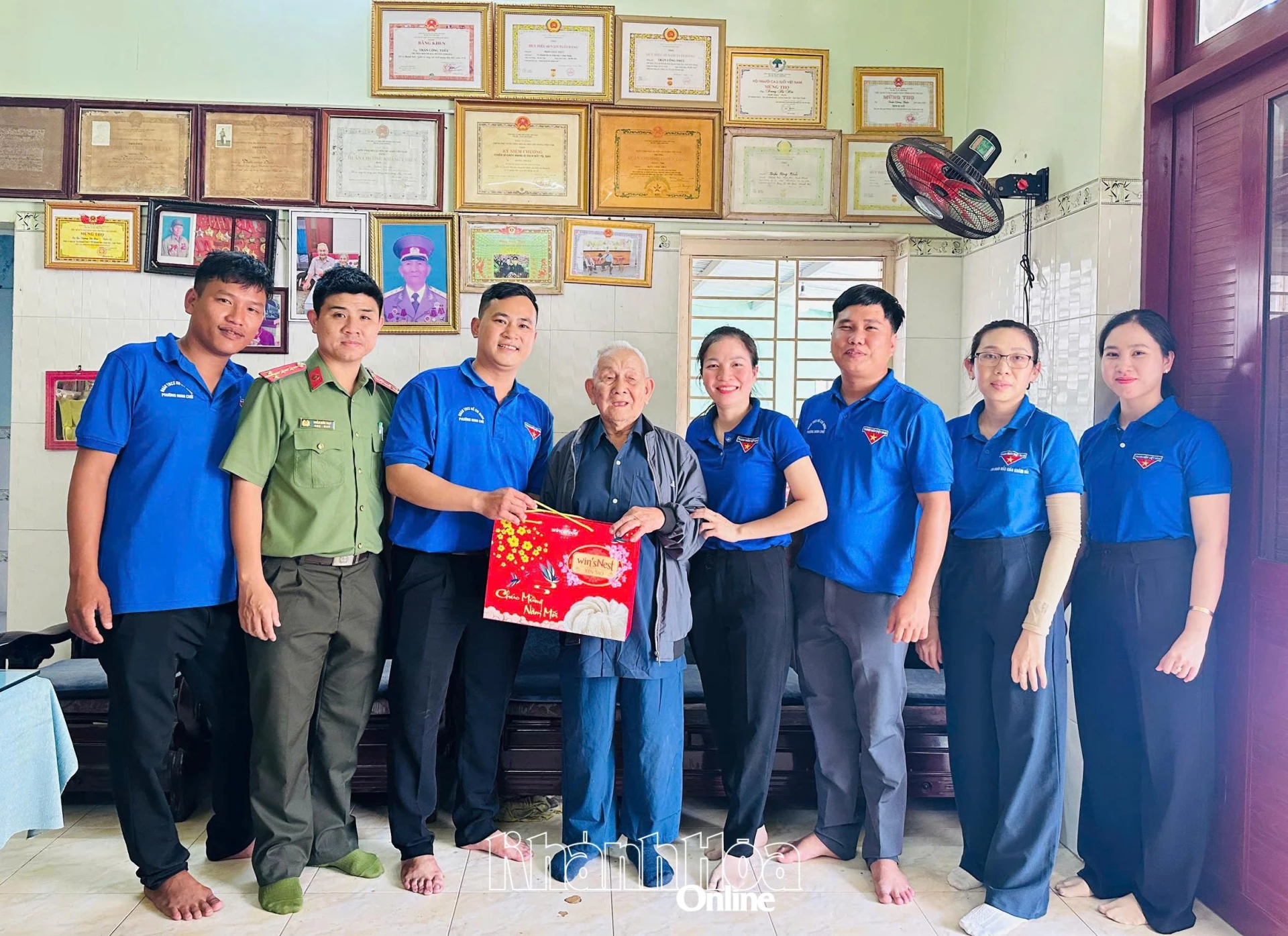 Đoàn phường Ninh Chử trao quà cho thương binh Trần Công Thức.