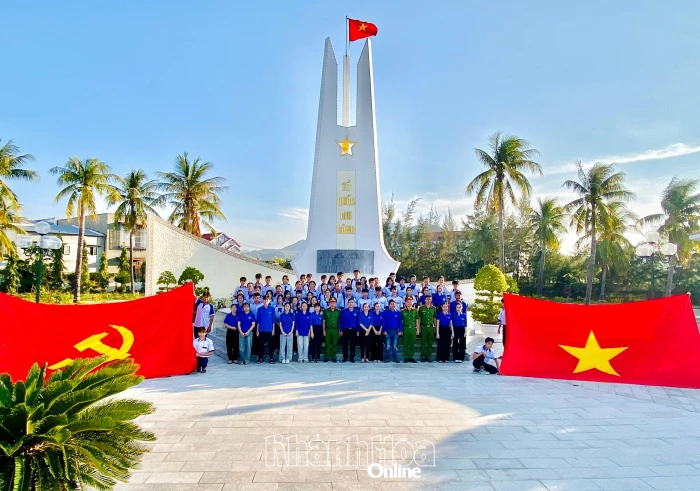 Đoàn phường Ninh Chử tổ chức dâng hương tại Đài tưởng niệm liệt sĩ Ninh Hải