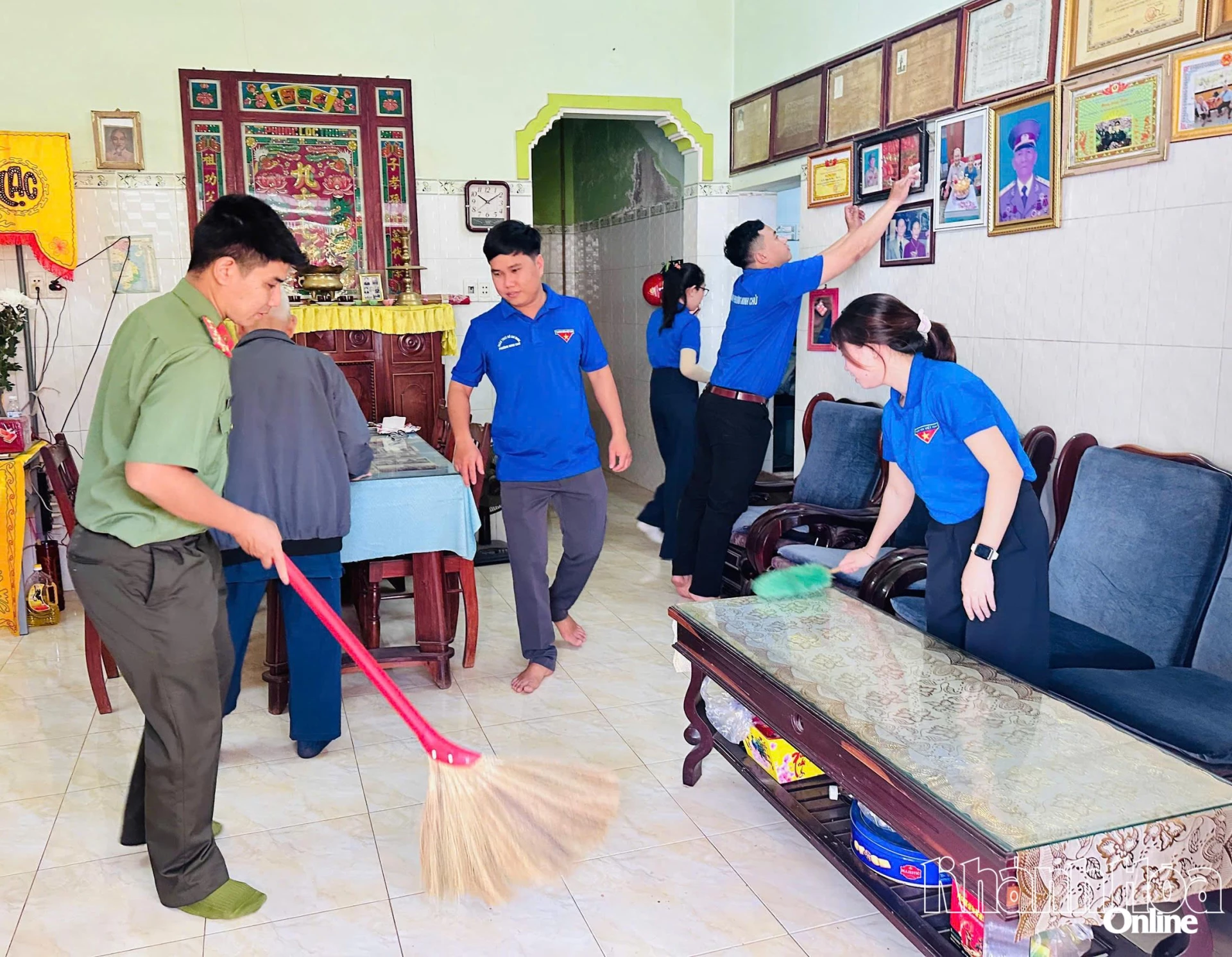 Tổ chức hoạt động dọn dẹp nhà cửa.