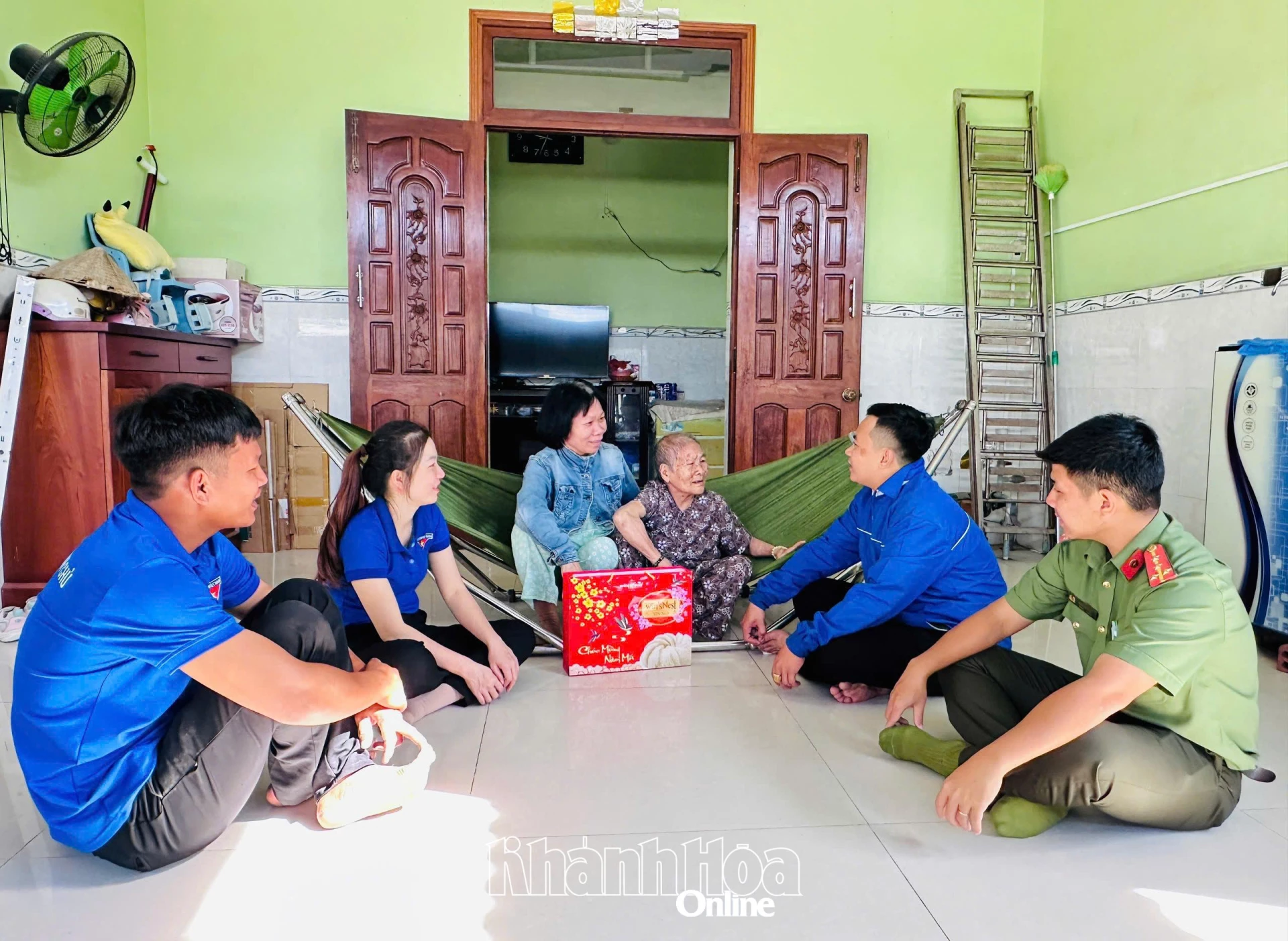 Đoàn phường Ninh Chử thăm hỏi và tặng quà người hoạt động cách mạng bị địch bắt tù đày Lê Thị Chia.