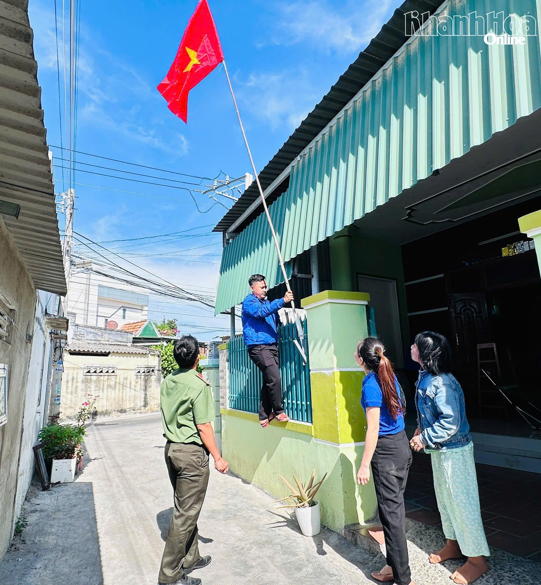 và treo cờ Tổ quốc tại các gia đình người có công với cách mạng.