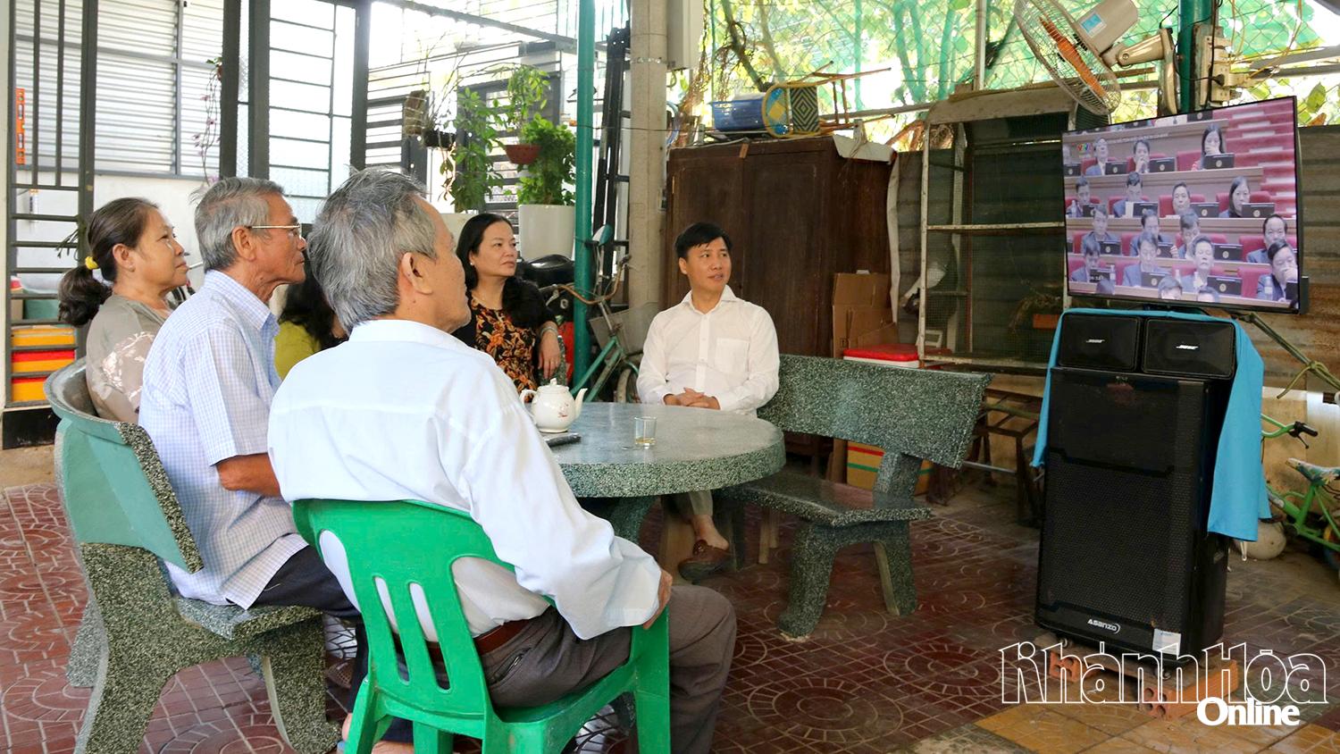 Người dân Tổ dân phố 14  (phường Phan Rang)  phấn khởi xem chương trình khai mạc Đại hội. Ảnh Xuân Thoa.