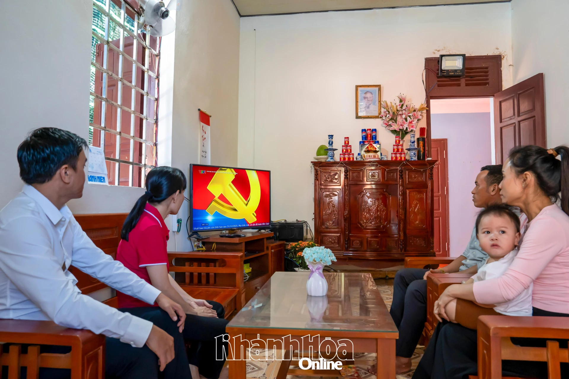 Người dân ở Đặc khu Trường Sa theo dõi lễ khai mạc Đại hội Đảng. Ảnh: Công Định.