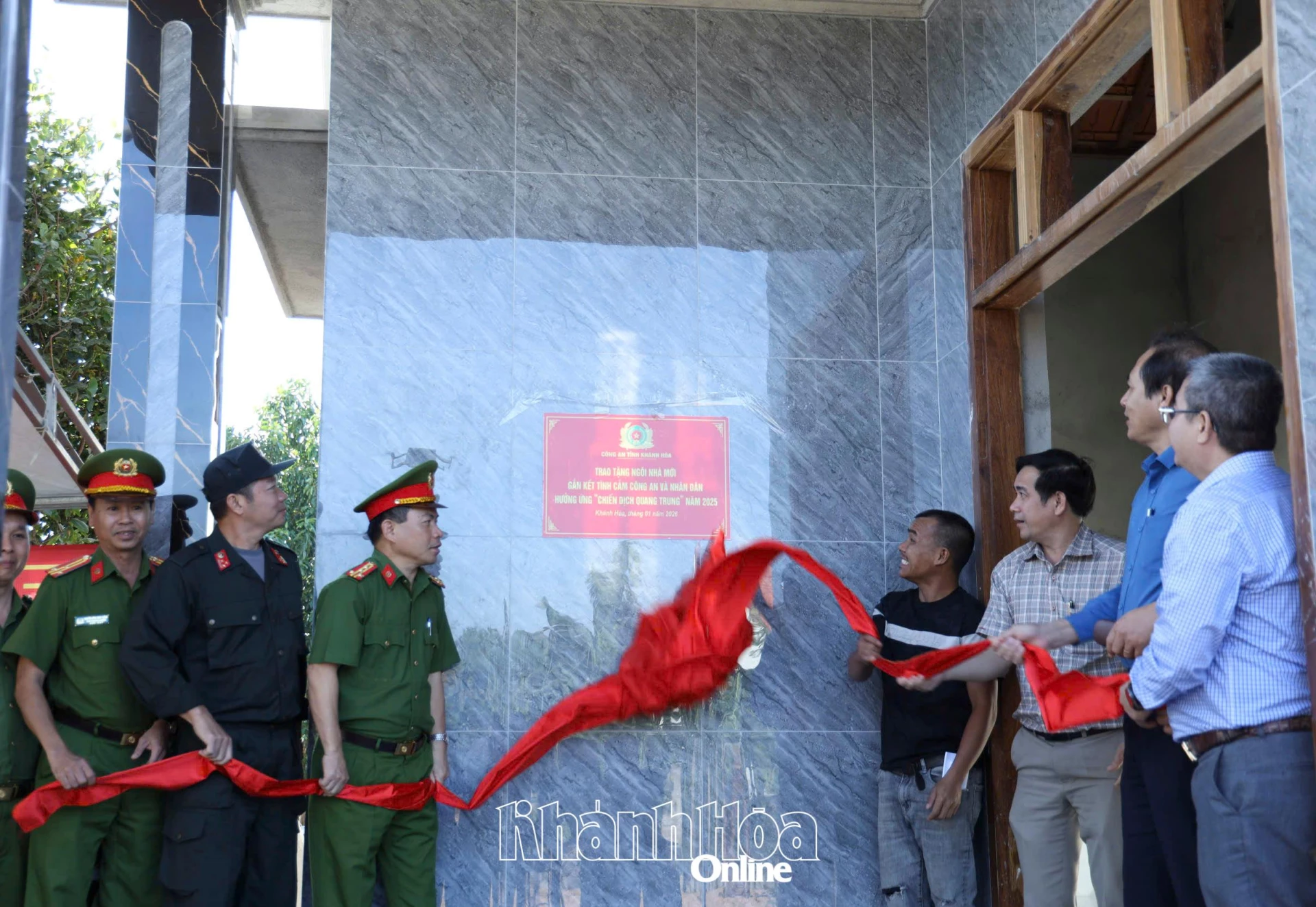 Các đại biểu thực hiện nghi thức khánh thành, bàn giao nhà cho gia đình ông Trương Chín.