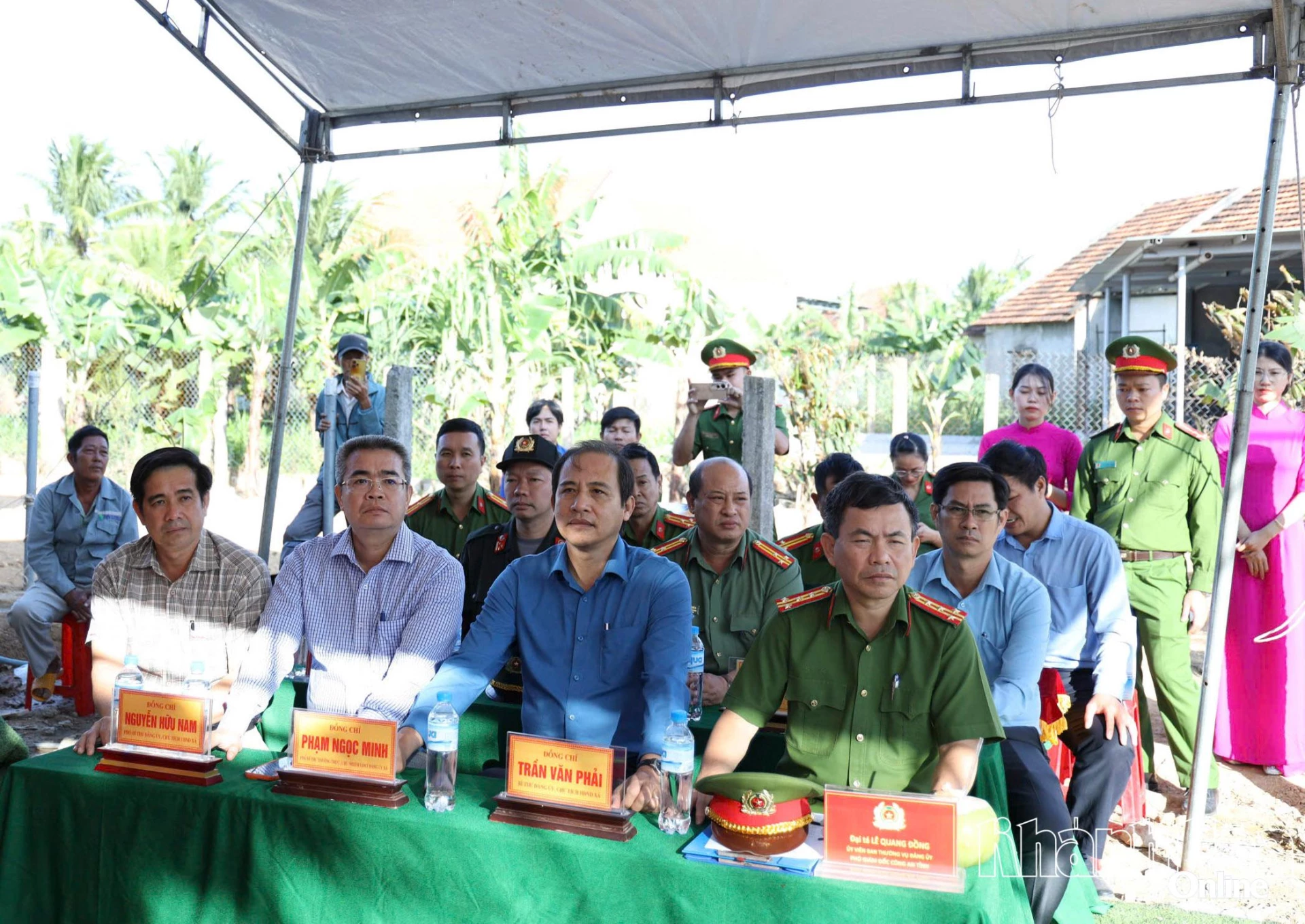 Các đại biểu tham dự lễ bàn giao nhà.