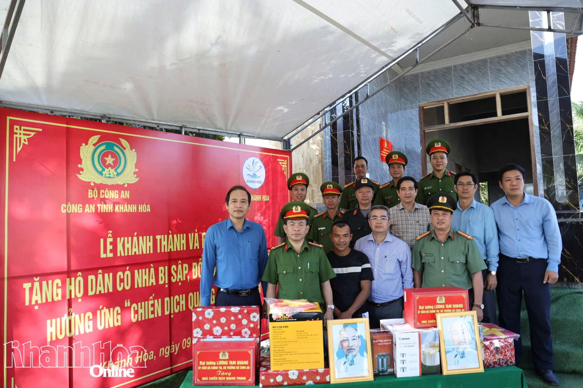 Dịp này gia đình được Bộ trường Bộ Công an, Công an tỉnh, chính quyền địa phương và các đơn vị tặng quà cho gia đình.