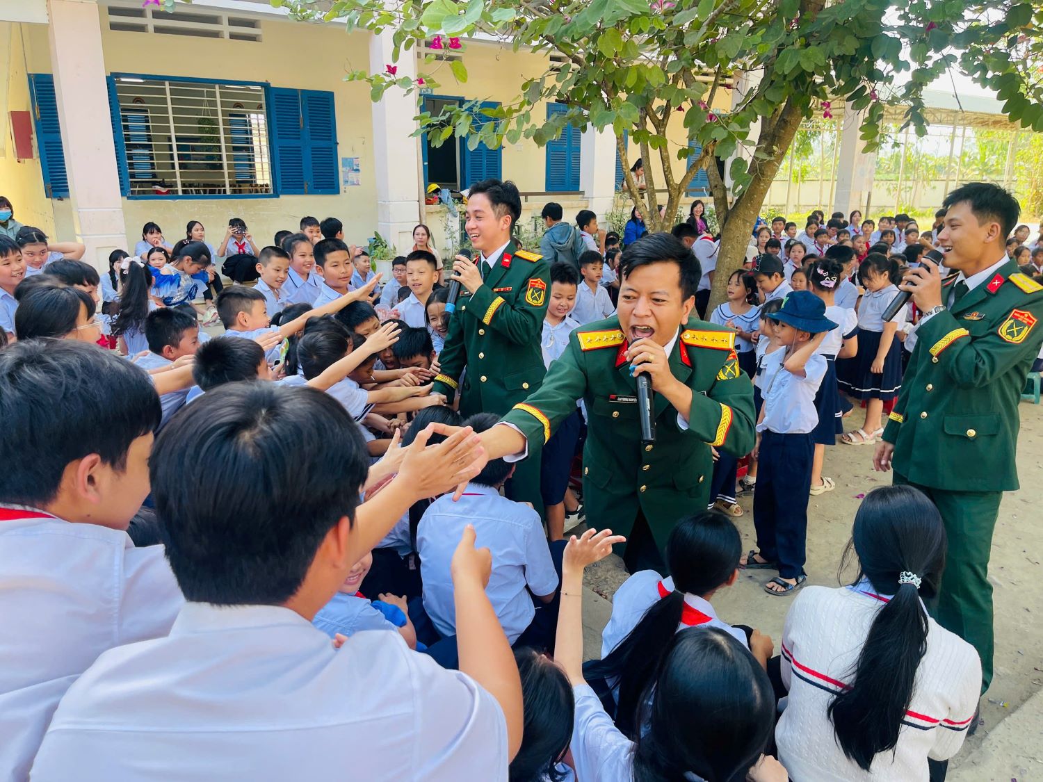 Giao lưu văn nghệ giữa cán bộ, chiến sĩ Bộ Chỉ huy Quân sự tỉnh với các em học sinh.