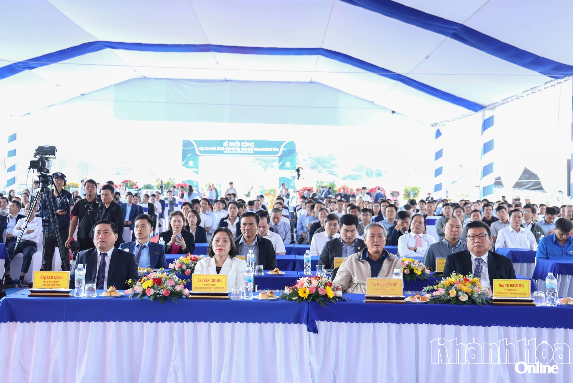 Các đại biểu tham dự lễ khởi công.