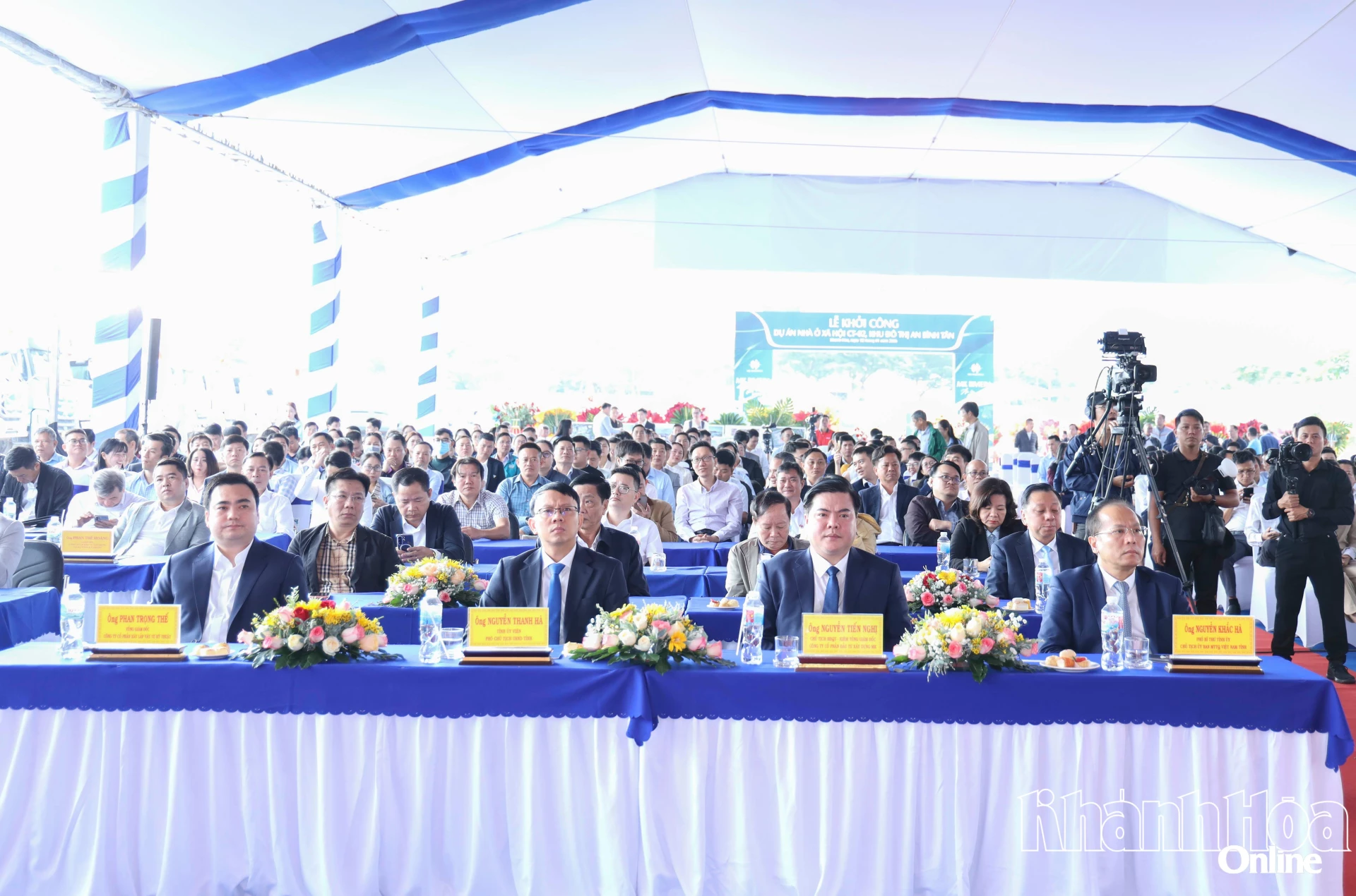 Các đại biểu tham dự lễ khởi công.