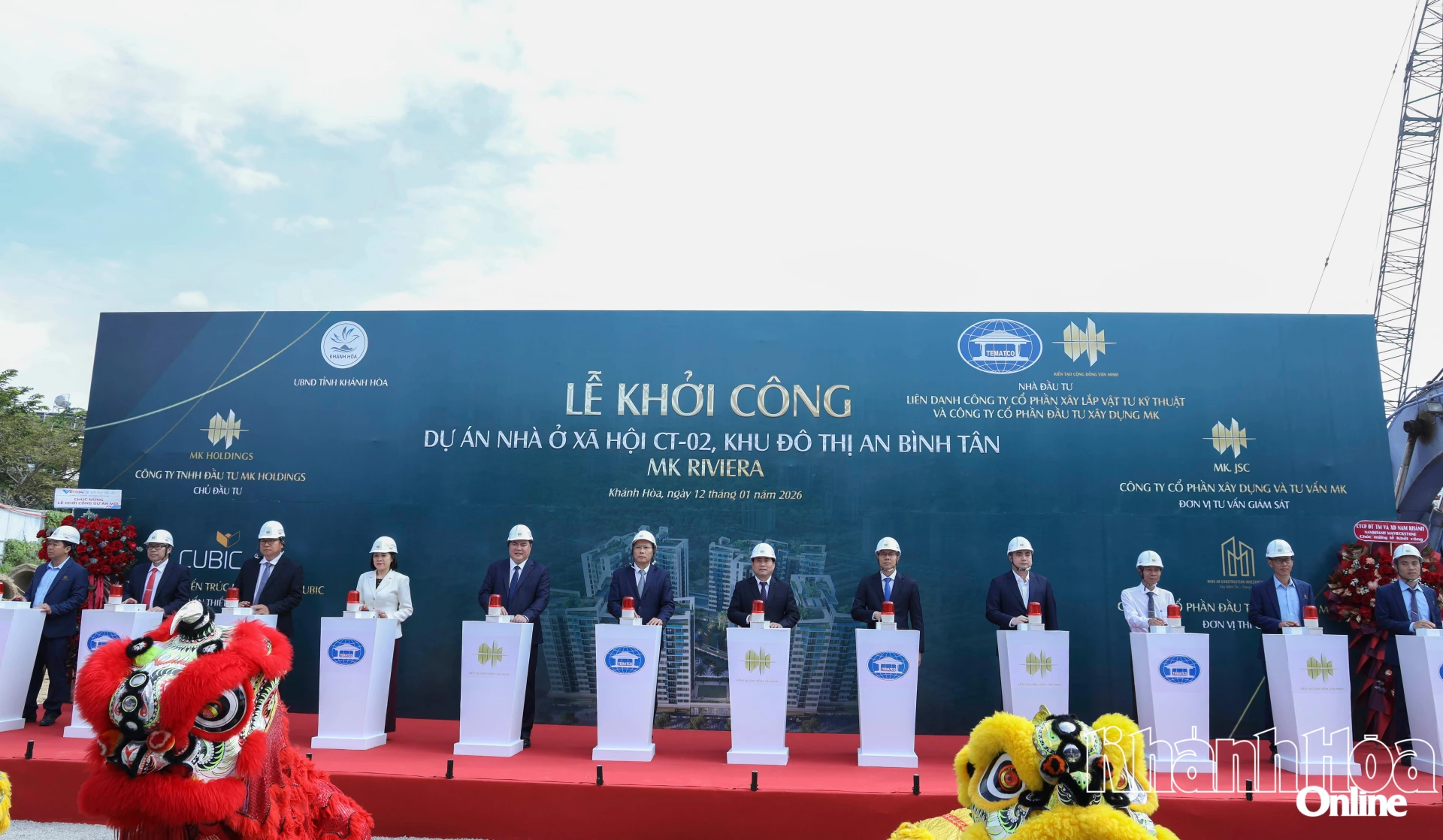 Các đại biểu thực hiện nghi thức bấm nút khởi công dự án.