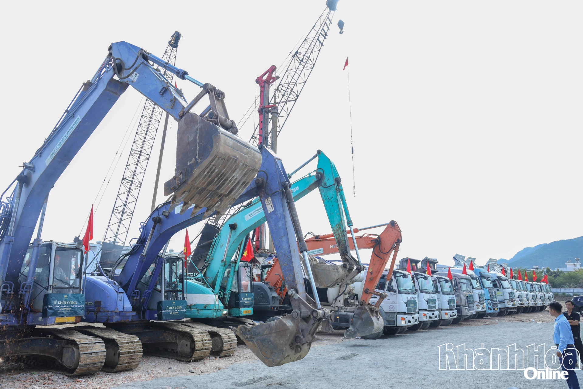 Các phương tiện được huy động để thi công ngay sau lễ khởi công.